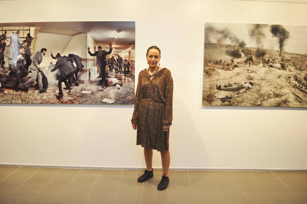 Azadeh Akhlaghi, photographe, devant ses oeuvres, salle 5