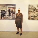 Azadeh Akhlaghi, photographe, devant ses oeuvres, salle 5