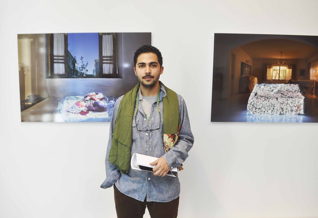 Saba Alizadeh, photographe, devant ses oeuvres, salle 4
