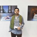 Saba Alizadeh, photographe, devant ses oeuvres, salle 4