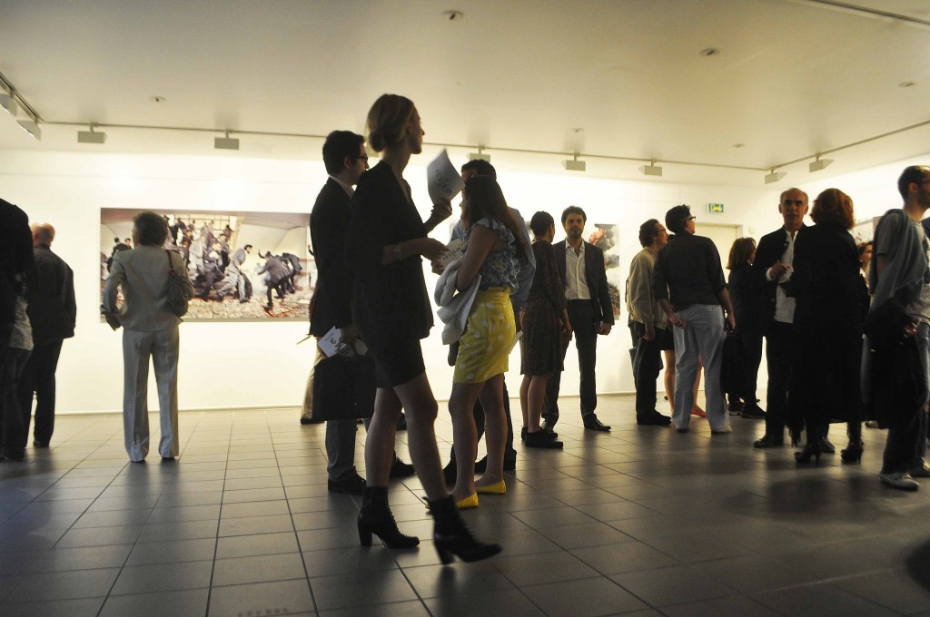 Alina Bernau, parmi les convives, salle 5