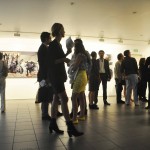 Alina Bernau, parmi les convives, salle 5