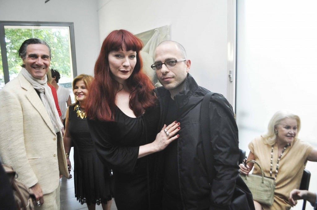 Vernissage, salle 1, à droite l'artiste égyptien Youssef Nabil, visiteur a l'exposition