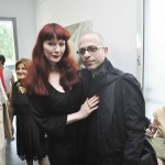 Vernissage, salle 1, à droite l'artiste égyptien Youssef Nabil, visiteur a l'exposition