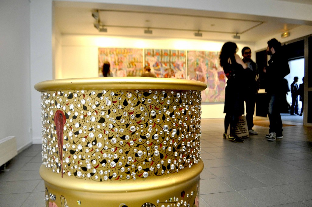 Le fameux baril de Shiva Ahmadi, au fond la triptyque de Roya Akhavan, salle 2