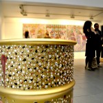 Le fameux baril de Shiva Ahmadi, au fond la triptyque de Roya Akhavan, salle 2