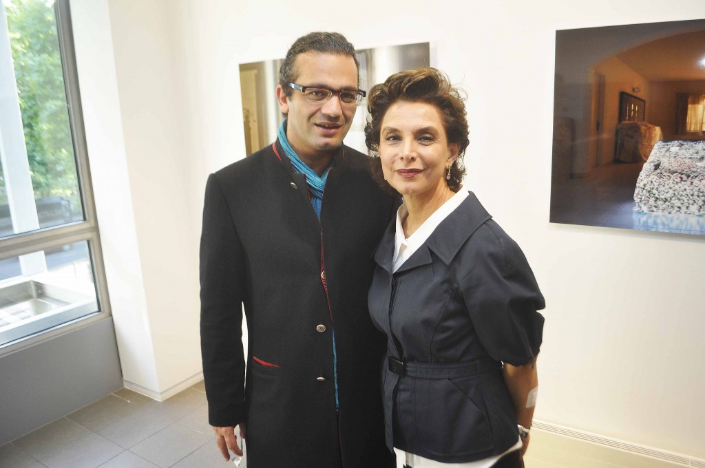 à droite, l'artiste Roya Akhavan