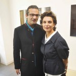 à droite, l'artiste Roya Akhavan