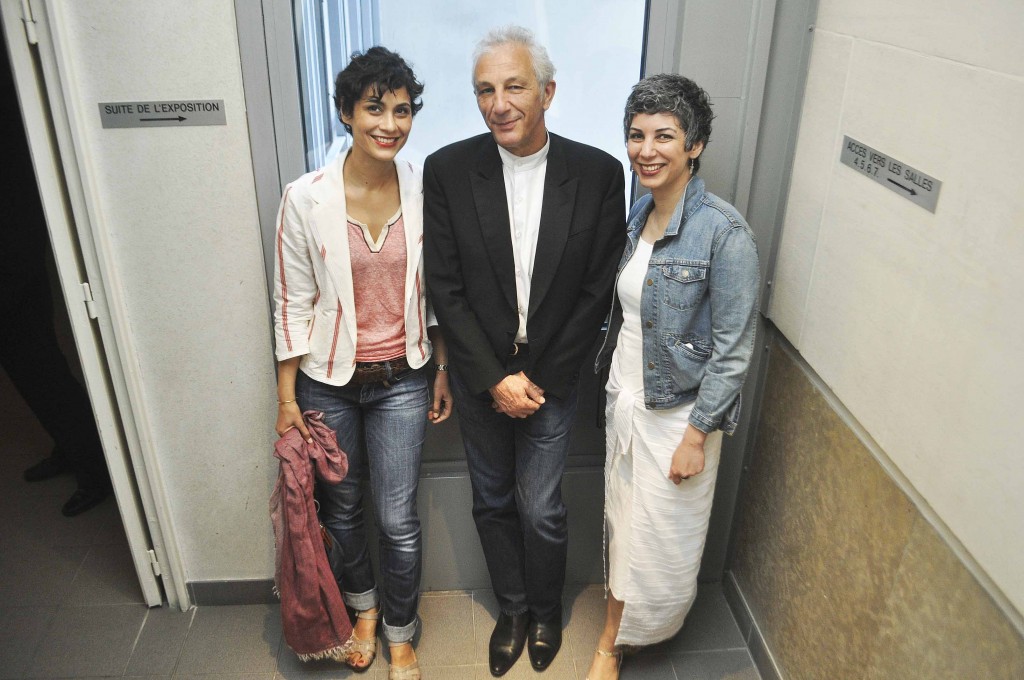 à gauche, la performance artiste Neda Razavipour