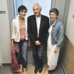 à gauche, la performance artiste Neda Razavipour