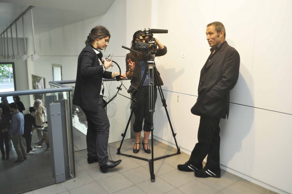 Shoja Azari, artiste, en interview pour la BBC