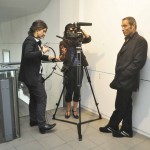 Shoja Azari, artiste, en interview pour la BBC